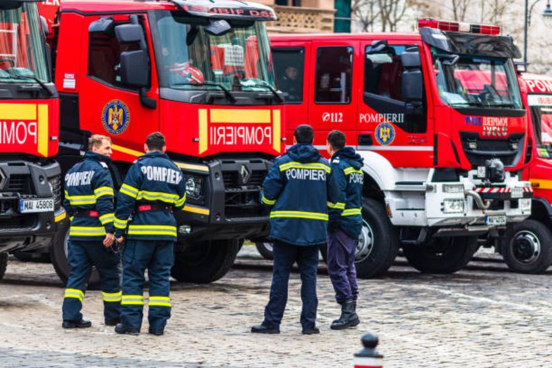 Un alt bloc din România s-a aprins ca o torță. Opt persoane au fost evacuate dintr-un imobil din Târgoviște, în urma unui incendiu