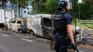 Un motociclist franco-turc a intrat în moarte cerebrală după o urmărire cu mașina poliției și o coliziune lângă Paris