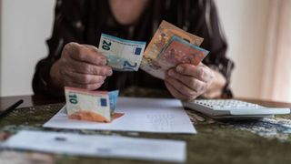 Doi bărbați au fost reținuți după ce i-au furat unei bătrâne o sumă uriașă de bani 