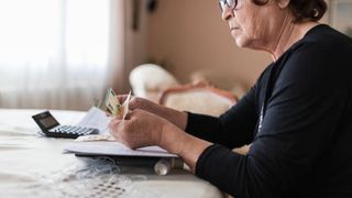 Doi bărbați au fost reținuți după ce i-au furat unei bătrâne o sumă uriașă de bani 