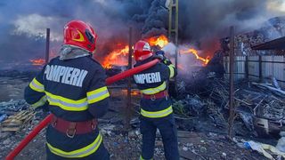  Incediul a acoperit deja o suprafață de 1000 mp, iar autoritățile au emis un mesaj RO-ALERT pentru degajările mari de fum.