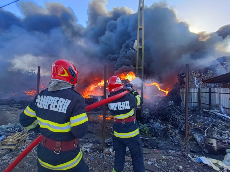  Incediul a acoperit deja o suprafață de 1000 mp, iar autoritățile au emis un mesaj RO-ALERT pentru degajările mari de fum.