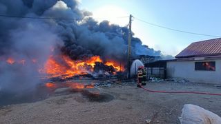 Incendiu puternic la un depozit de colectare a deșeurilor. Focul a cuprins o suprafață de aproximativ 1000 mp