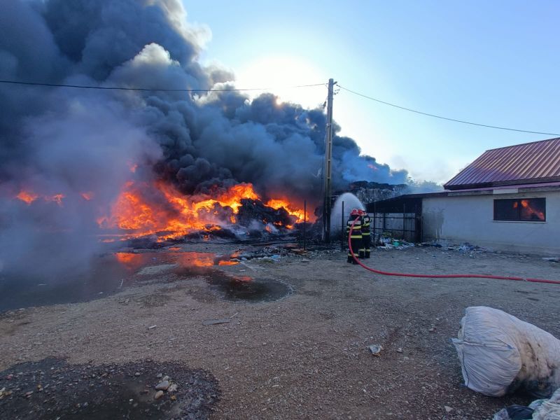 Incendiu puternic la un depozit de colectare a deșeurilor. Focul a cuprins o suprafață de aproximativ 1000 mp