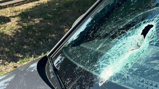 O piesă metalică care s-a desprins dintr-un camion a zburat prin parbrizul unei mașini. Totul s-a &icirc;nt&acirc;mplat &icirc;n Arad