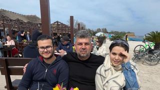 Cuplul &icirc;i are ca și nași pe doi colegi de la facultate.