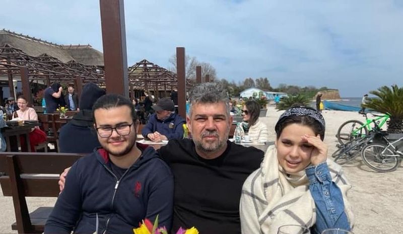 Cuplul îi are ca și nași pe doi colegi de la facultate.