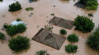 Bilanțul victimelor a crescut la 10 morți și cel puțin patru persoane sunt date dispărute.