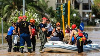 Salvatorii din centrul Greciei &icirc;ncearcă să ajungă la sute de persoane blocate de inundațiile care au lăsat sate scufundate și unde 10 persoane au murit.