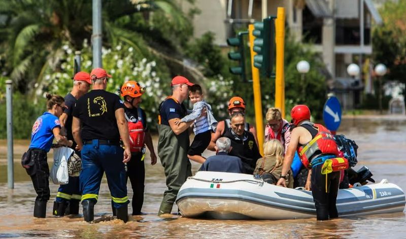 Salvatorii din centrul Greciei încearcă să ajungă la sute de persoane blocate de inundațiile care au lăsat sate scufundate și unde 10 persoane au murit.