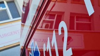 O femeie de 40 de ani s-a stins din viață după ce a căzut dintr-o autoutilitară