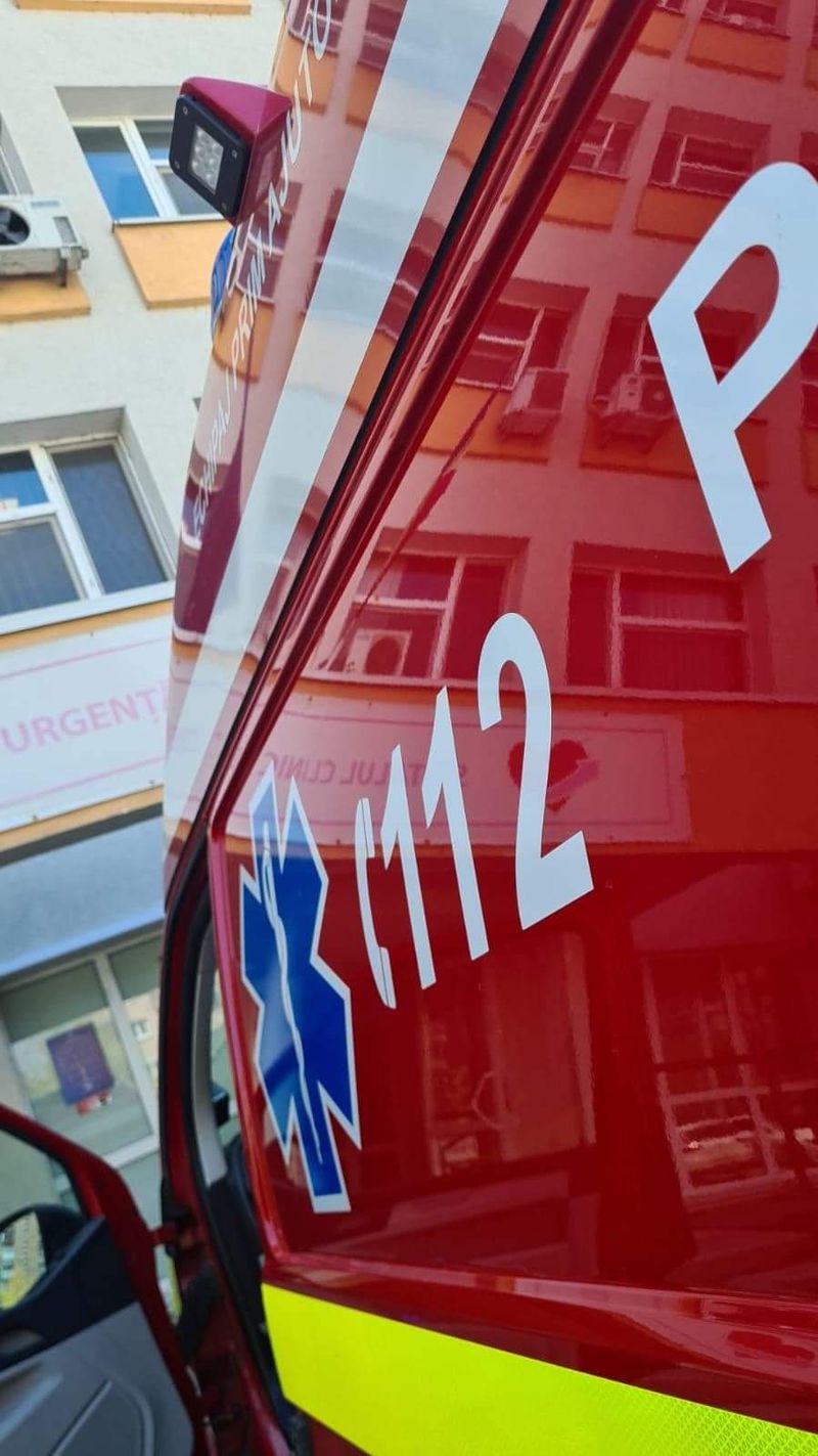 La faţa locului s-au deplasat două ambulanţe SAJ, un echipaj SMURD B şi elicopterul SMURD.