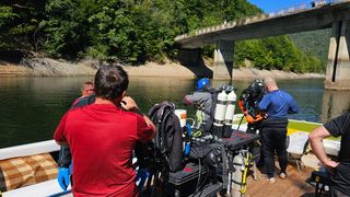 S&acirc;mbătă, un t&acirc;năr de 23 de ani care fusese dat dispărut &icirc;n apele Lacului Tarnița, județul Cluj a fost găsit după 20 de ore cu ajutorul unei drone subacvatice.