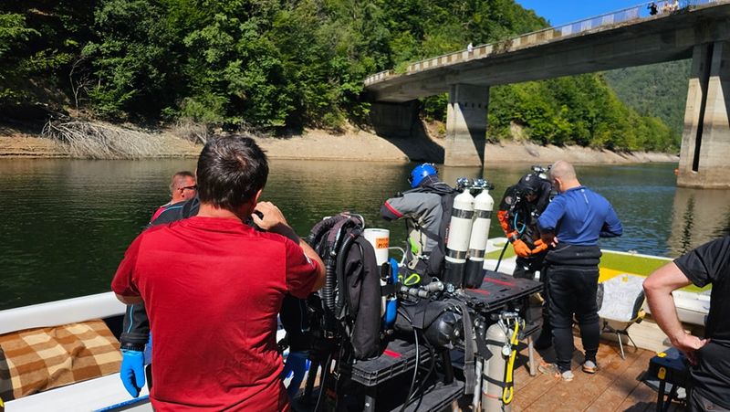 Sâmbătă, un tânăr de 23 de ani care fusese dat dispărut în apele Lacului Tarnița, județul Cluj a fost găsit după 20 de ore cu ajutorul unei drone subacvatice.