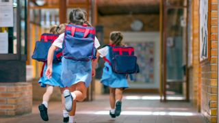 Prima zi de școală 2023. Peste 2 milioane de elevi &icirc;ncep astăzi școala. Klaus Iohannis și Ligia Deca participă la festivitatea de deschidere a noului an școlar