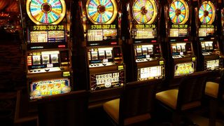 Proiectul de lege mai prevede și ca numărul caselor de pariuri să fie limitat &icirc;n funcție de populație, așadar să nu mai existe mai mult de o sală de jocuri la fiecare 20.000 de locuitori. 