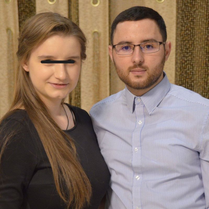 Alexandra Ivanov, tânăra mamă moartă la maternitatea din Botoșani și-ar fi sărbătorit astăzi ziua de naștere. În locul urărilor, familia Alexandrei se roagă pentru ea și luptă pentru a-i face dreptate.