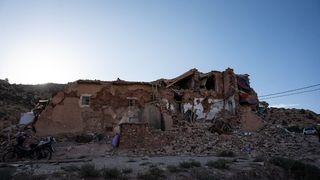 Povestea dureroasă  unui bărbat care și-a pierdut familia sub dăr&acirc;măturile din Maroc. A rămas doar cu fiul. "Acum am mai rămas doi&rdquo;