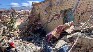 Povestea dureroasă  unui bărbat care și-a pierdut familia sub dăr&acirc;măturile din Maroc. A rămas doar cu fiul. "Acum am mai rămas doi&rdquo;