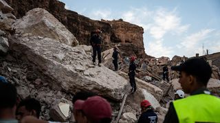 Povestea dureroasă  unui bărbat care și-a pierdut familia sub dăr&acirc;măturile din Maroc. A rămas doar cu fiul. "Acum am mai rămas doi&rdquo;