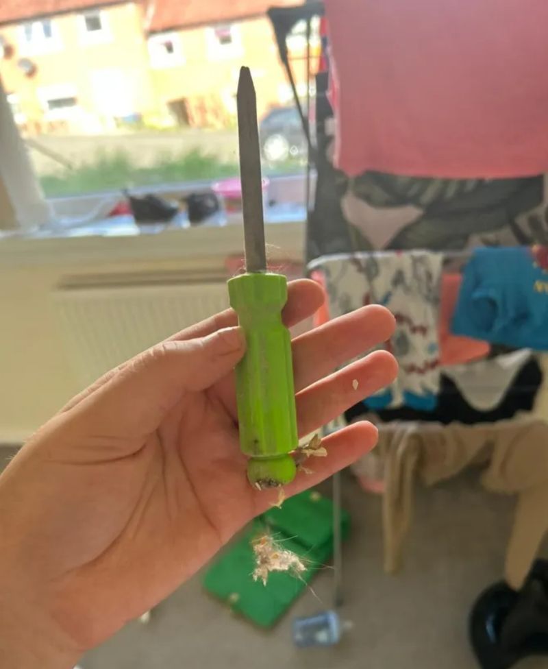 O mămică a făcut o descoperire șocantă atunci când a verifcat camere de supraveghere din casă. Nu i-a venint să creadă ce se afla în patul ei. "Dormea în patul meu"