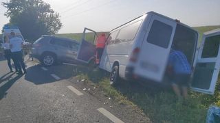 Accident dramatic în Arad. Un microbuz și o mașină s-au izbit violent. Şase persoane au fost rănite, între care şi un copil