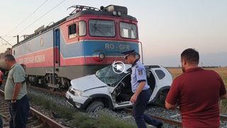 VIDEO- Trei oameni și-au pierdut viața după ce un Duster a fost spulberat de tren, la Buzău. Șoferul, singurul supraviețuitor „Am dat cu trenul peste el”
