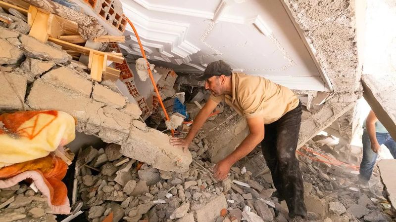 Bucuria și tristețea unei mame din Maroc: fiica ei de 10 ani a fost scoasă de sub dărâmături, dar băiatul său nu a supraviețuit