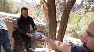 Bucuria și tristețea unei mame din Maroc: fiica ei de 10 ani a fost scoasă de sub dăr&acirc;mături, dar băiatul său nu a supraviețuit