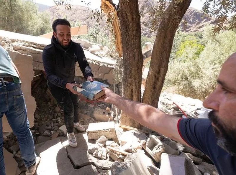 Bucuria și tristețea unei mame din Maroc: fiica ei de 10 ani a fost scoasă de sub dărâmături, dar băiatul său nu a supraviețuit