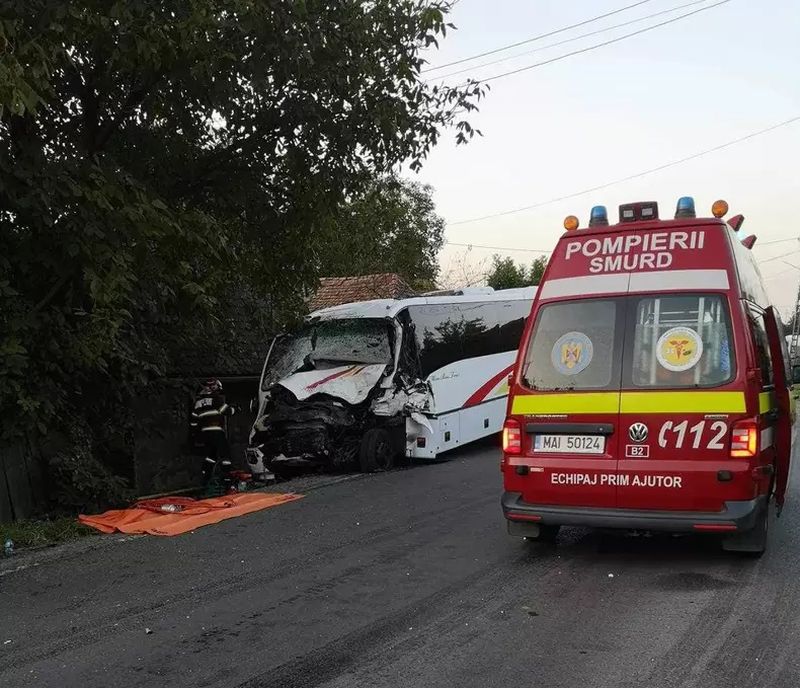 Accident grav în Mureș: o persoană a decedat și alte 9 persoane au fost rănite