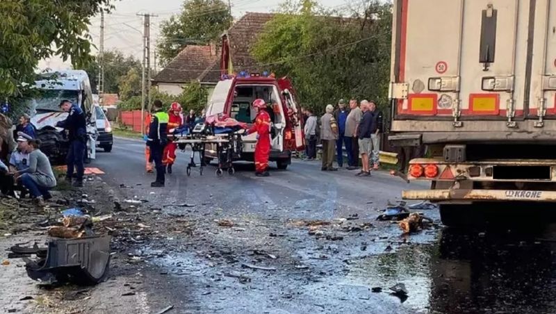 Accident grav în Mureș: o persoană a decedat și alte 9 persoane au fost rănite