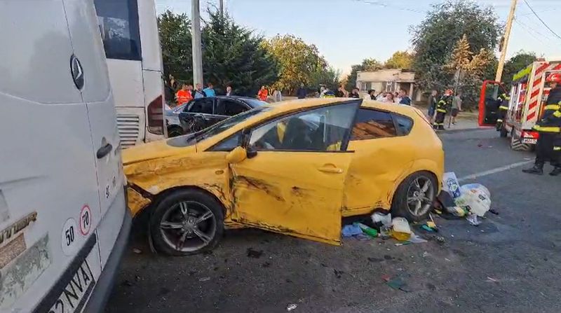 Accident rutier grav în Constanța: Două femei și un bebeluș au ajuns la spital, iar alte patru persoane au primit îngrijiri medicale, în urma unui accident produs într-un sens giratoriu