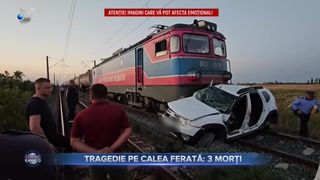 VIDEO - Tragedie în apropiere de Buzău! Trei oameni și-au pierdut viața după ce mașina în care se aflau a fost lovită de un tren de marfă