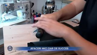 Afaceri mici, dar de succes. Un t&acirc;năr și-a deschis acasă un magazin unde face, cu m&acirc;na lui, portofele de piele
