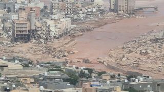 Mii de oameni se estimează că au murit după ce ciclonul puternic a provocat inundații devastatoare &icirc;n Libia.