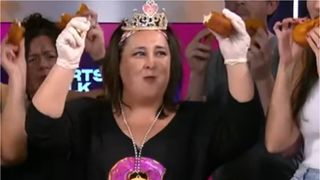 VIDEO - O femeie a bătut recordul mondial pentru cel mai mare turn de gogoși din lume: &bdquo;Cu două săptăm&acirc;ni &icirc;nainte, am decis că este timpul să mă antrenez intens&rdquo;