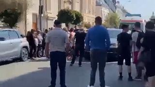 VIDEO- Clipe de coșmar lângă o școală din Sighetu Marmației. Trei persoane au fost rănite grav în timp ce traversau strada