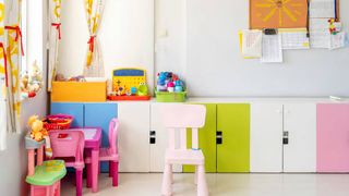 Protest &icirc;n fața unei grădinițe &icirc;nchise din județul Neamț. Părinții i-au pus pe cei mici să de poarta instituției. Preșcolarii au fost obligați să participe la manifestație