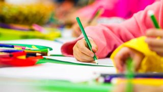 Protest &icirc;n fața unei grădinițe &icirc;nchise din județul Neamț. Părinții i-au pus pe cei mici să de poarta instituției. Preșcolarii au fost obligați să participe la manifestație