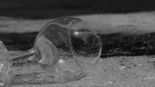 Un bărbat a fost lovit &icirc;n cap cu un ciocan de un alt invitat