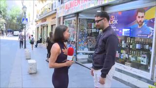 VIDEO - Un bărbat de 25 de ani, care ar fi rom&acirc;n, a agresat o jurnalistă spaniolă &icirc;n timp ce aceasta era &icirc;n direct. &bdquo;Fac un live și muncesc&rdquo;