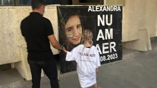 Apropiații tinerei și familia s-au str&acirc;ns la cimitir, iar mai apoi &icirc;n centrul orașului, acolo unde au aplaudat și au aprins lum&acirc;nări pentru Alexandra.