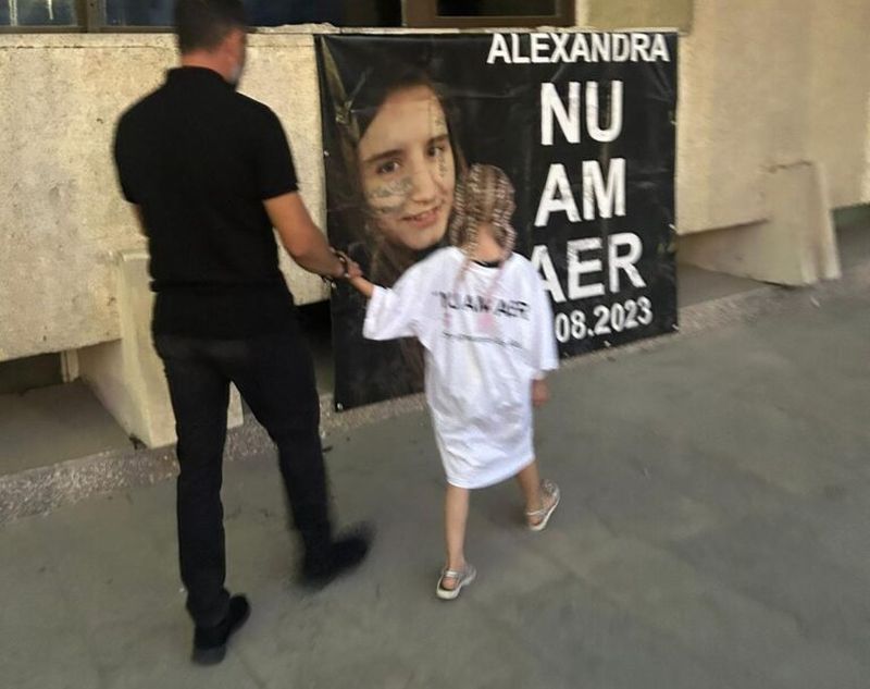 Apropiații tinerei și familia s-au strâns la cimitir, iar mai apoi în centrul orașului, acolo unde au aplaudat și au aprins lumânări pentru Alexandra.