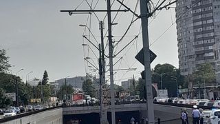 La faţa locului s-au deplasat echipaje ale pompierilor din cadrul ISU Bucureşti-Ilfov.