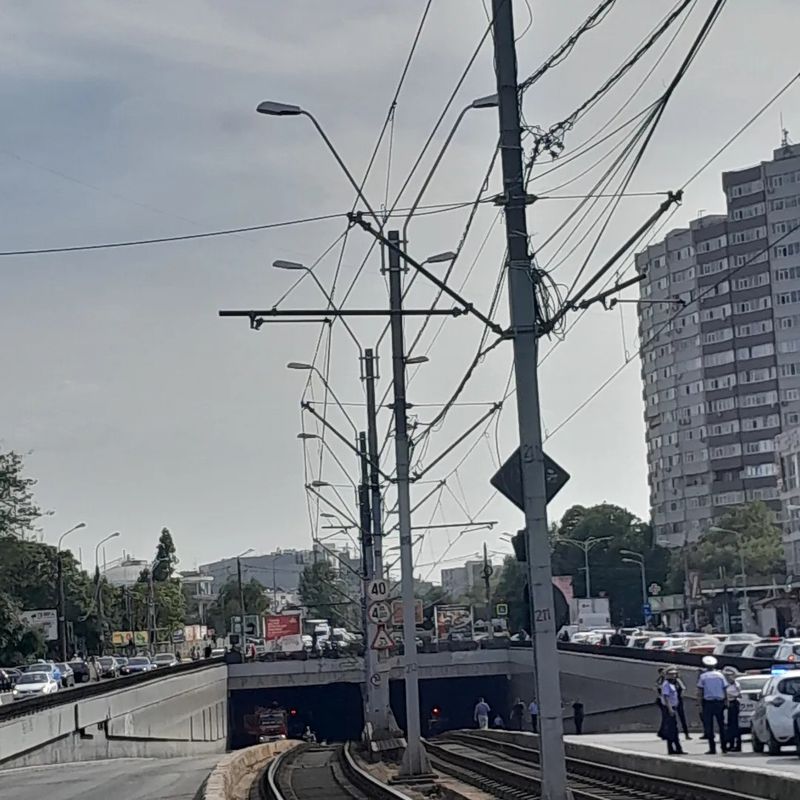 La faţa locului s-au deplasat echipaje ale pompierilor din cadrul ISU Bucureşti-Ilfov.