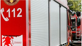 VIDEO - Incendiu l&acirc;ngă Pasajul Lujerului. Circulația a fost oprită