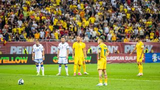 Uniţii sub tricolor s-au ales cu amenzi. Meciul Rom&acirc;nia-Kosovo, oprit pentru zeci de minute