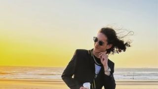 Percheziții la mai mulți tineri, apropiați ai lui Vlad Pacu, care s-ar ocupa cu traficul de substanțe interzise. Polițiștii fac percheziții și la domiciliul mamei adolescentului