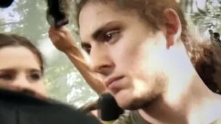 Percheziții la mai mulți tineri, apropiați ai lui Vlad Pascu, care s-ar ocupa cu traficul de substanțe interzise. Mama t&acirc;nărului, acuzată că ar fi &icirc;ncercat să șantejeze martorii / Vlad Pascu: &bdquo;&Icirc;mi pare rău&rdquo;